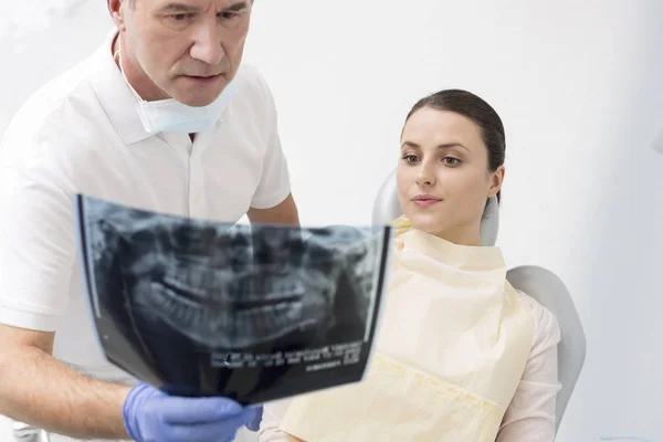 Vue Angle Élevé Dentiste Montrant Une Radiographie Patient Clinique Dentaire — Photo