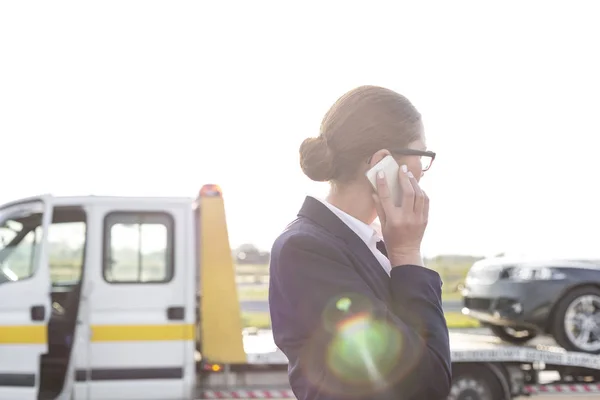 Business Professional Talking Phone While Tow Truck Picking Her Car — Stock Photo, Image