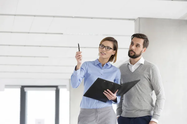 Affärskvinna Som Diskuterar Över Dokumentet Med Kollega Nya Kontoret — Stockfoto