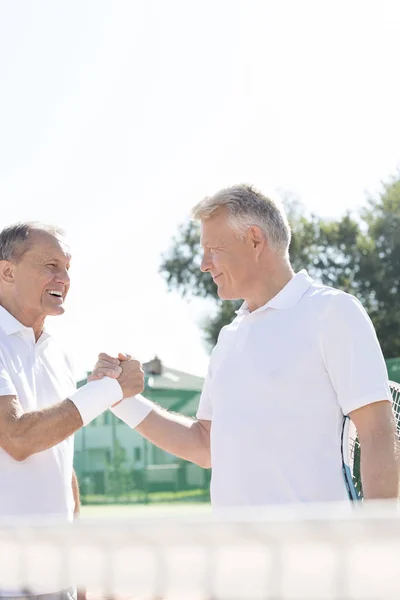 Felice Saluto Uomini Mentre Piedi Sul Campo Tennis Durante Partita — Foto Stock