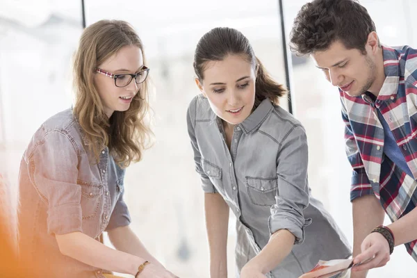 Kreative Geschäftsleute Diskutieren Über Foto Büro — Stockfoto