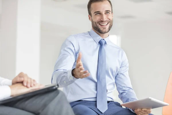 Lächelnder Junger Geschäftsmann Gestikuliert Während Während Eines Meetings Büro Sitzt — Stockfoto