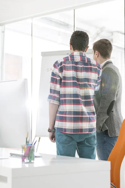 Young Businessmen Standing Flipchart Office — Stock Photo, Image