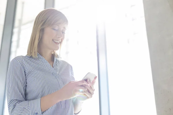 Uśmiechający Się Przedsiębiorca Wiadomości Tekstowe Telefon Komórkowy Biurze — Zdjęcie stockowe