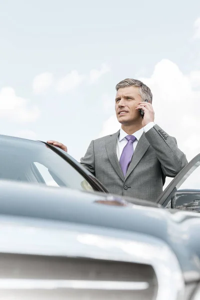 Empresario Hablando Teléfono Inteligente Mientras Está Pie Fuera Del Coche — Foto de Stock