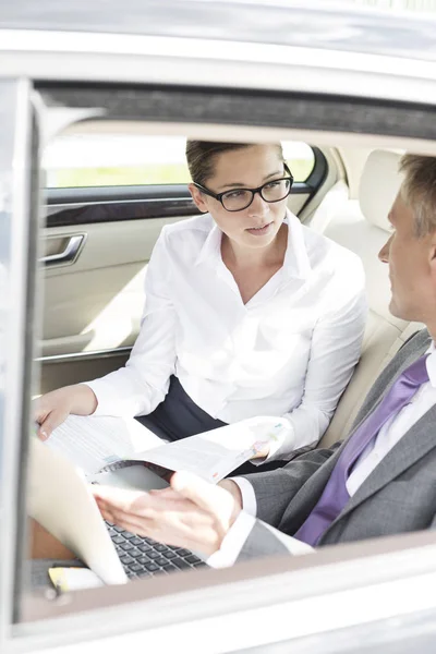 Zakelijke Professionals Bespreken Laptop Documenten Zittend Auto — Stockfoto