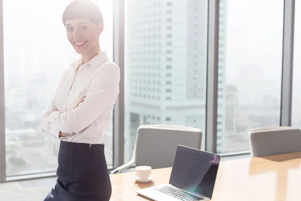 Retrato Uma Empresária Sorridente Sentada Mesa Sala Reuniões Escritório — Fotografia de Stock