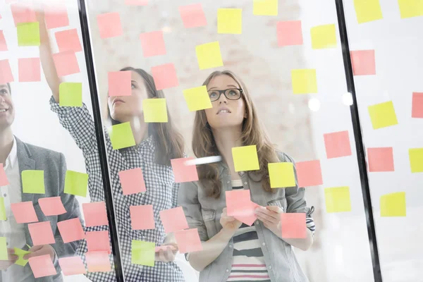 Young Businesswoman Looking Adhesive Notes Colleagues — Stock Photo, Image