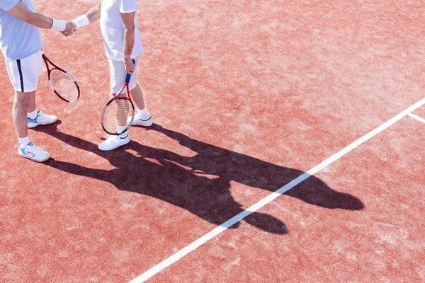 Olgun Erkek Tenis Kortunda Maç Sırasında Tokalaşırken Dururken Düşük Bölümü — Stok fotoğraf