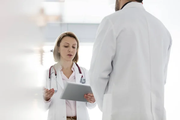 Pracownicy Medyczni Omawiają Tablecie Cyfrowym Szpitalu — Zdjęcie stockowe