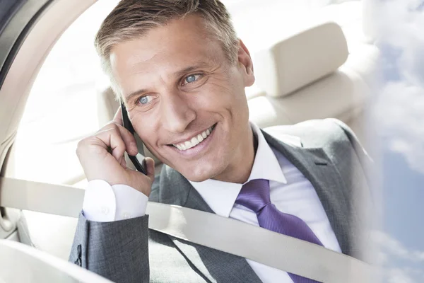 微笑的高管在汽车智能手机上交谈 — 图库照片