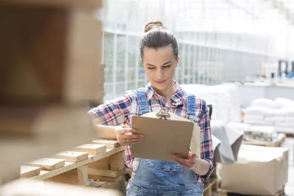 Relazione Lettura Fiduciosa Dell Agricoltore Sugli Appunti Durante Distribuzione Serra — Foto Stock