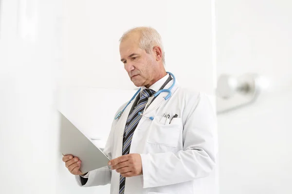 Médico Ler Relatório Médico Área Transferência Clínica Odontológica — Fotografia de Stock