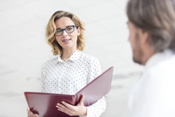 Businesswoman Trzymając Plik Patrząc Biznesmen Podczas Spotkania Nowym Biurze — Zdjęcie stockowe