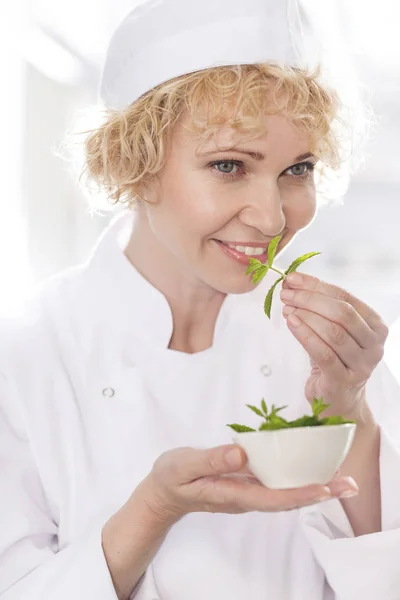 Close Van Vertrouwen Chef Ruiken Verse Munt Laat Keuken Restaurant — Stockfoto