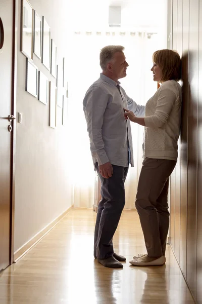 Volle Länge Seitenansicht Von Reifen Paar Stehen Flur Hause — Stockfoto