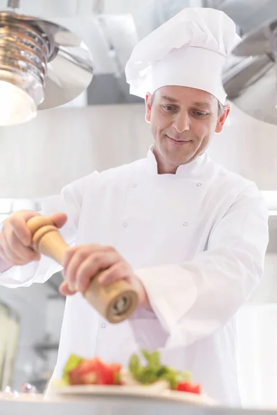Chef Confiante Usando Moinho Pimenta Salada Prato Restaurante — Fotografia de Stock