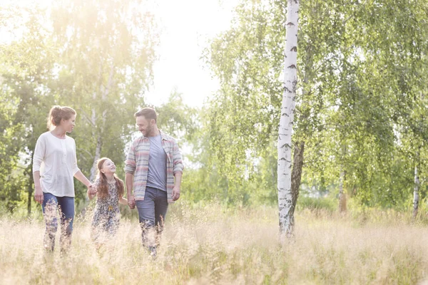 Leende Flicka Som Går Med Föräldrar Mot Träd Fältet — Stockfoto