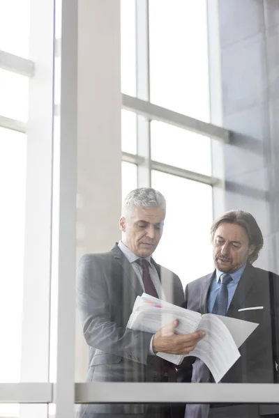 Reife Geschäftsleute Diskutieren Neuem Büro Über Dokument Durch Glas Gesehen — Stockfoto