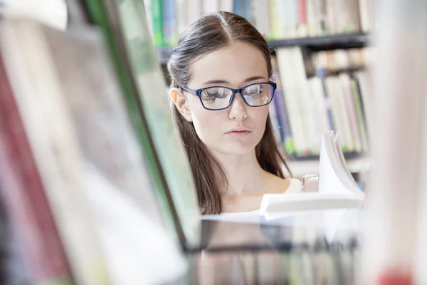 Närbild Kvinna Läsa Bok Biblioteket Universitet — Stockfoto