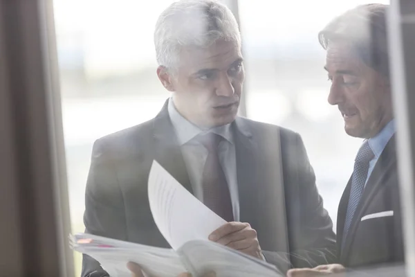 Maduros Hombres Negocios Discutiendo Sobre Documento Nueva Oficina —  Fotos de Stock