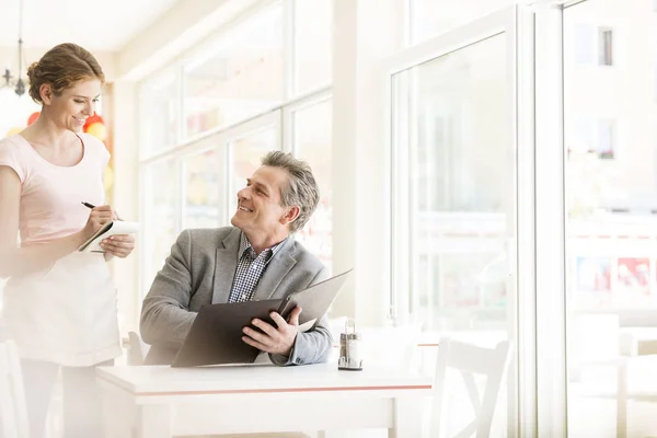 Sorridente Cliente Maturo Dando Ordine Cameriera Ristorante — Foto Stock