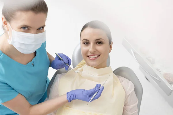 Retrato Alto Ángulo Del Dentista Sonriente Paciente Durante Tratamiento Dental — Foto de Stock