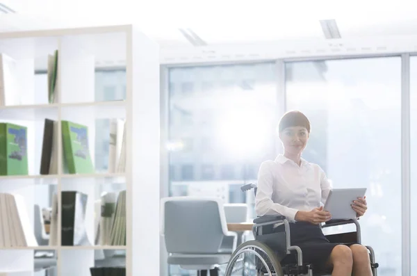 Портрет Улыбающейся Предпринимательницы Инвалида Цифровым Планшетом Сидящей Инвалидной Коляске Офисе — стоковое фото