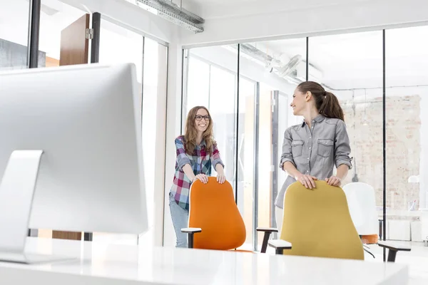 Geschäftsfrauen Schieben Stühle Neuem Büro — Stockfoto
