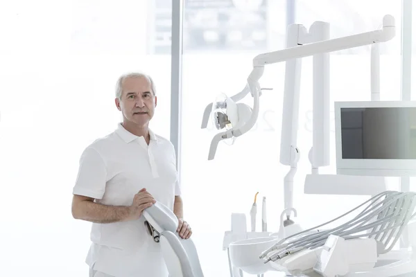 Portret Senior Dentysta Stojących Krzesło Klinice Stomatologicznej — Zdjęcie stockowe