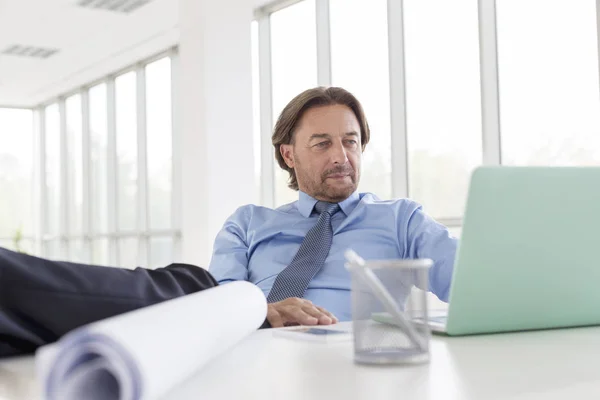Reifer Geschäftsmann Entspannt Mit Laptop Schreibtisch Neuen Büro — Stockfoto