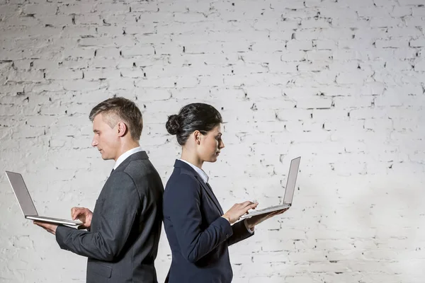 Zijaanzicht Van Zakelijke Collega Met Laptops Van Witte Bakstenen Muur — Stockfoto