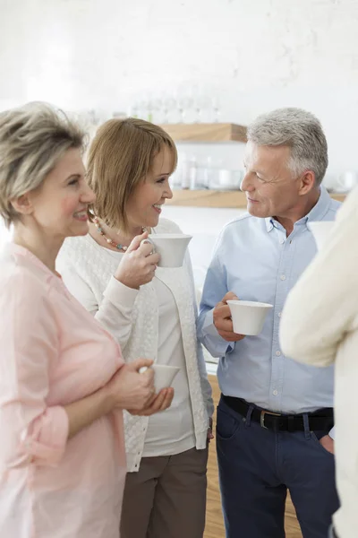 Mature Friends Talking While Holding Drinks Home — Stock Photo, Image