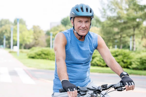 Porträtt Äldre Man Bär Hjälm Medan Ridning Cykel Park — Stockfoto