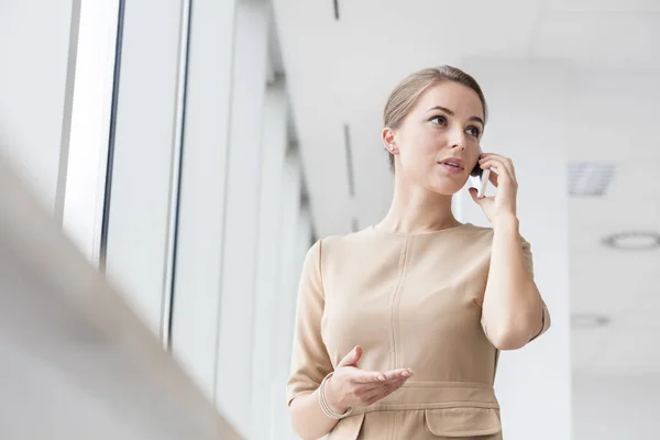 Mujer Negocios Confianza Hablando Teléfono Inteligente Mientras Está Pie Nueva —  Fotos de Stock