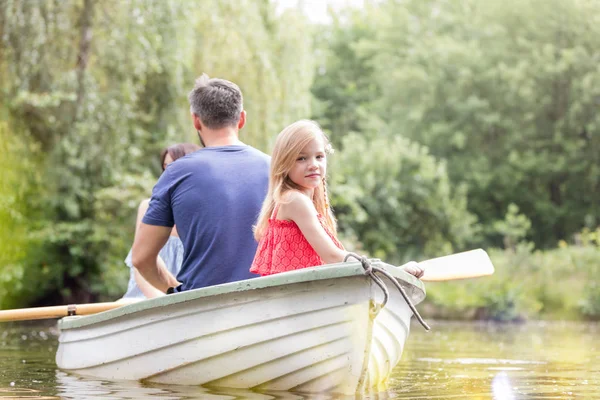 Portret Cute Girl Siedzi Ojcem Łodzi Jeziorze Latem — Zdjęcie stockowe