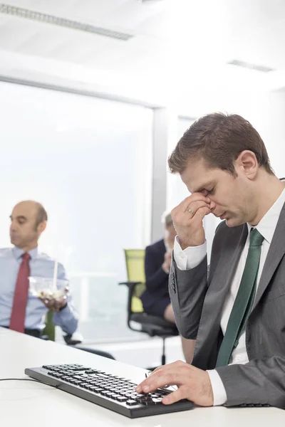 Hombre Negocios Cansado Sentado Escritorio Oficina Moderna — Foto de Stock