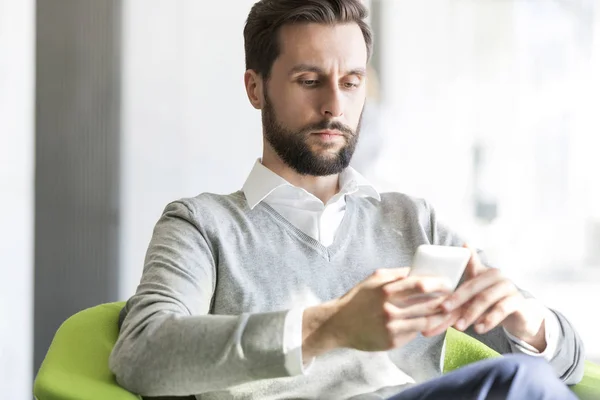 Ernstige Zakenman Texting Mobiele Telefoon Zittend Kantoor — Stockfoto