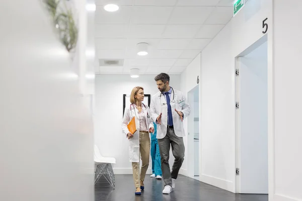Colleagues Discussing While Talking Corridor Hospital — Stock Photo, Image