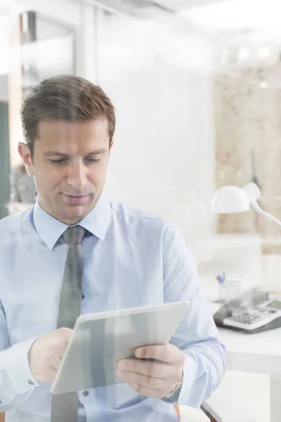 Medio Hombre Negocios Adulto Creativo Sosteniendo Tableta Digital Oficina —  Fotos de Stock