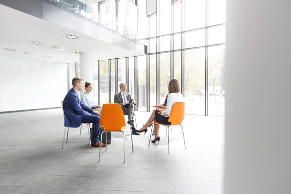 Toplantı Sırasında Sandalyelere Otururken Strateji Planlama Arkadaşları — Stok fotoğraf