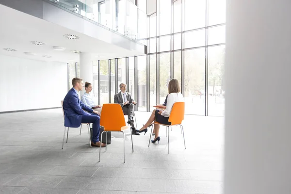 Collega Strategie Voor Zittend Stoelen Tijdens Vergadering Plannen — Stockfoto