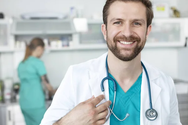 Portret Van Lachende Arts Staande Tegen Collega Veterinaire Kliniek — Stockfoto