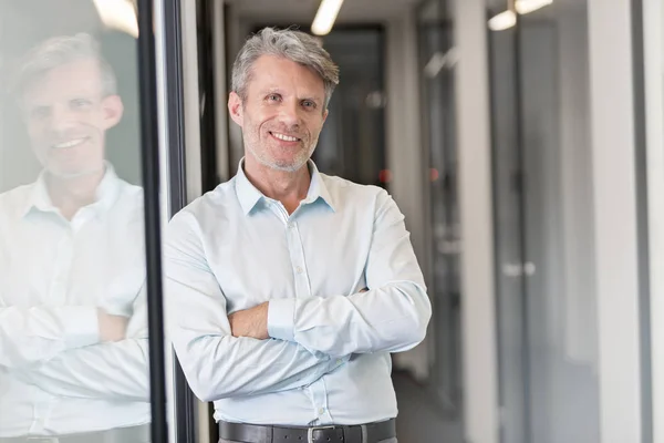 Portrait Smiling Mature Man Standing Arms Crossed Office — Stock Photo, Image