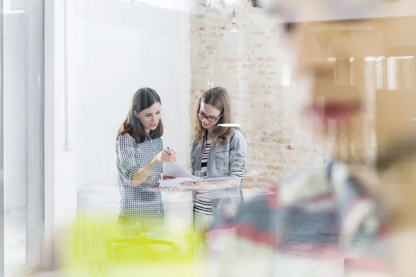 Jonge Vrouwelijke Ondernemers Bespreken Documenten Office — Stockfoto