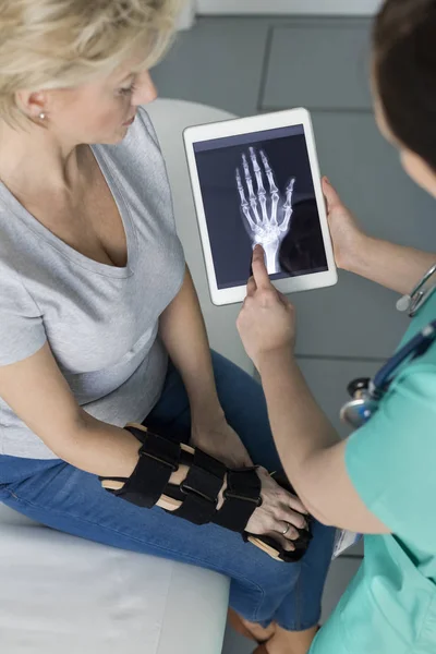 护士在数字平板电脑上向医院成熟患者展示 — 图库照片