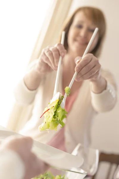 Sorrindo Mulher Servindo Salada Para Homem Casa — Fotografia de Stock