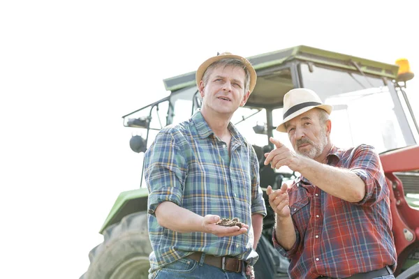 Zemědělci Diskutovat Nad Půdy Hřišti Farmě — Stock fotografie