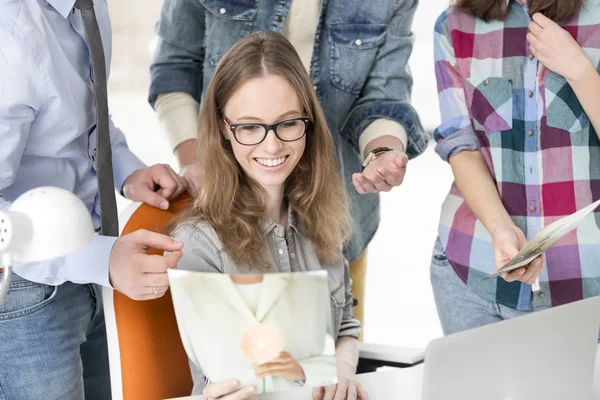 Kreative Geschäftsfrau Schaut Sich Foto Während Sie Mit Kollegen Arbeitet — Stockfoto