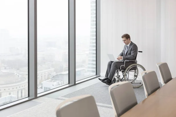 Disabled Businessman Using Laptop Boardroom Modern Office — Stock Photo, Image